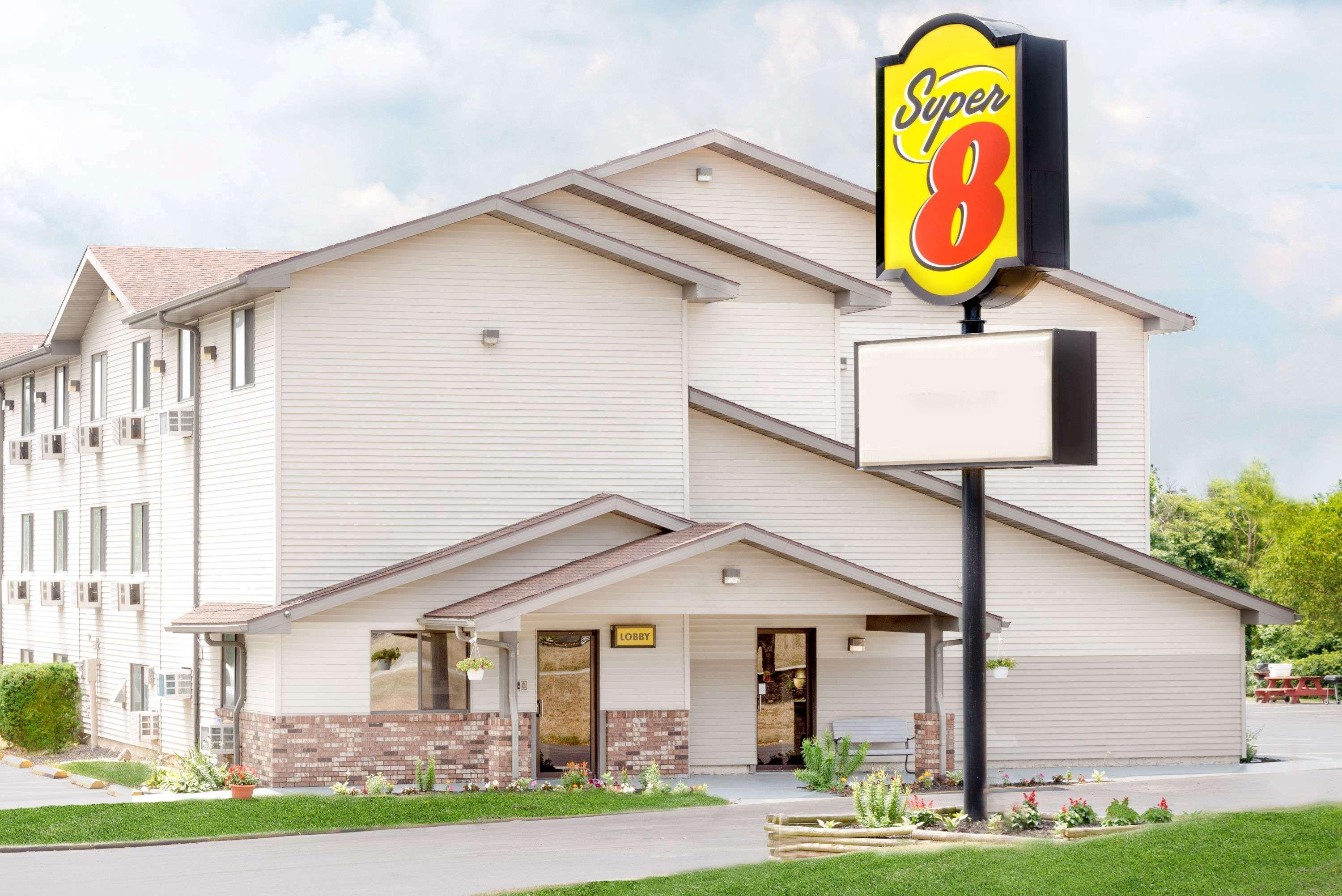 Super 8 By Wyndham Kent/Akron Area Exteriör bild